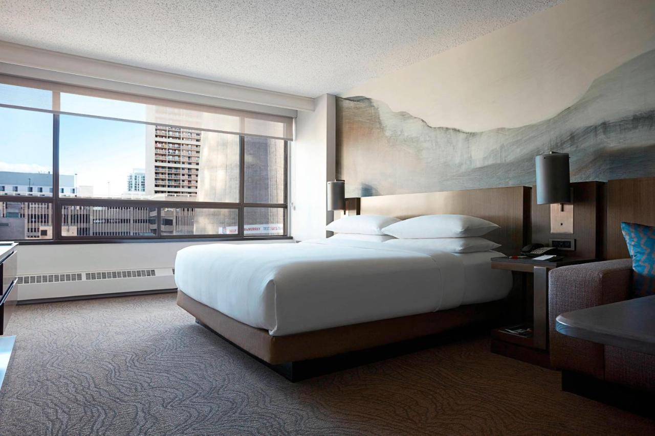 Zimmer mit Kingsize-Bett und Stadtblick