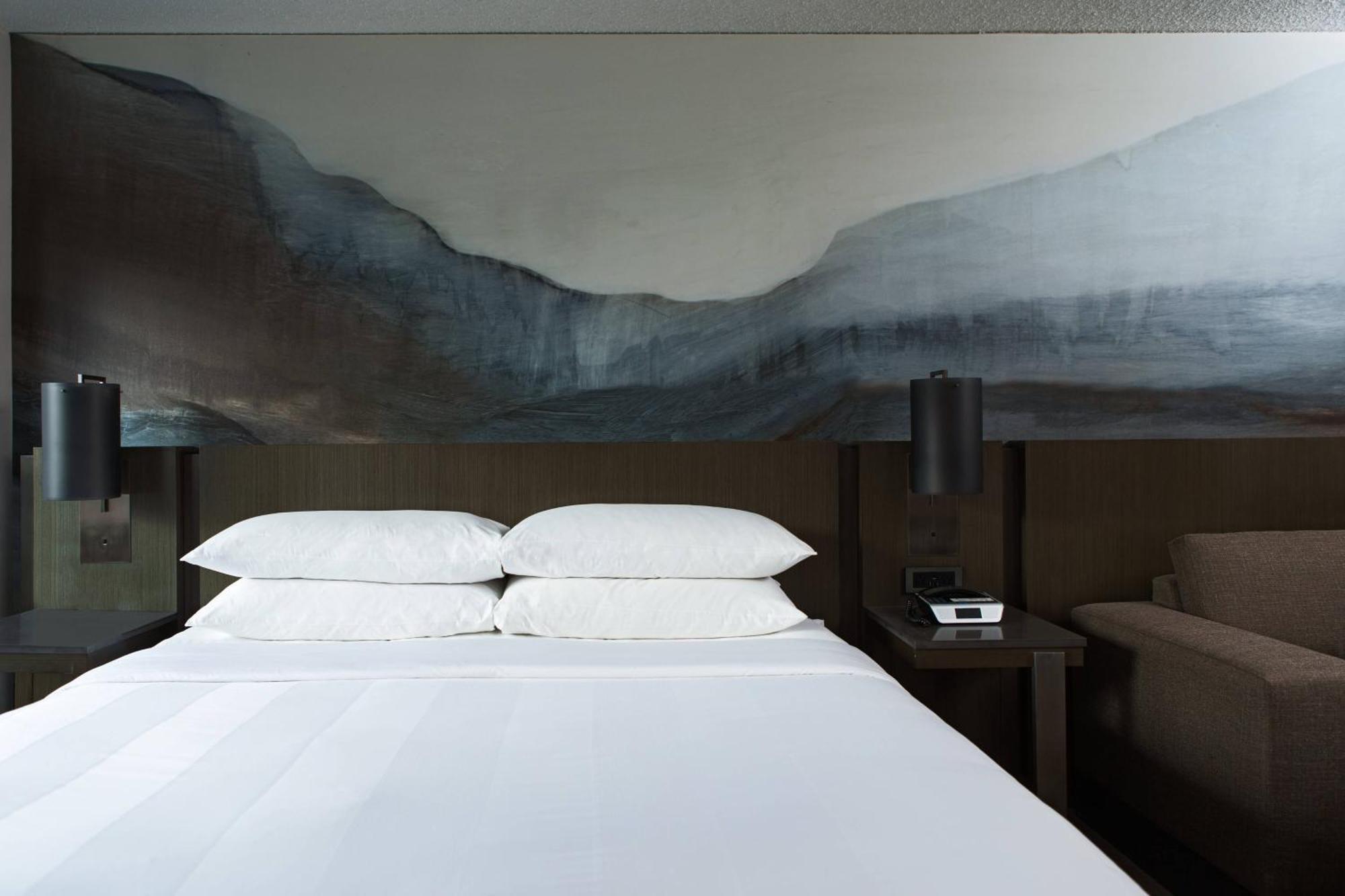 Club Zimmer mit Kingsize-Bett und Zugang zur Lounge